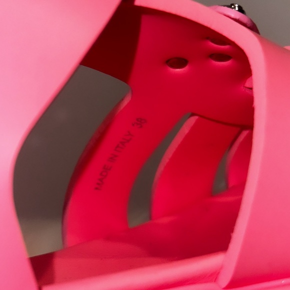 Authentic Prada Rubber Logo Chunky-Sole
Fisherman Sandals Begonia - Picture 4 of 4